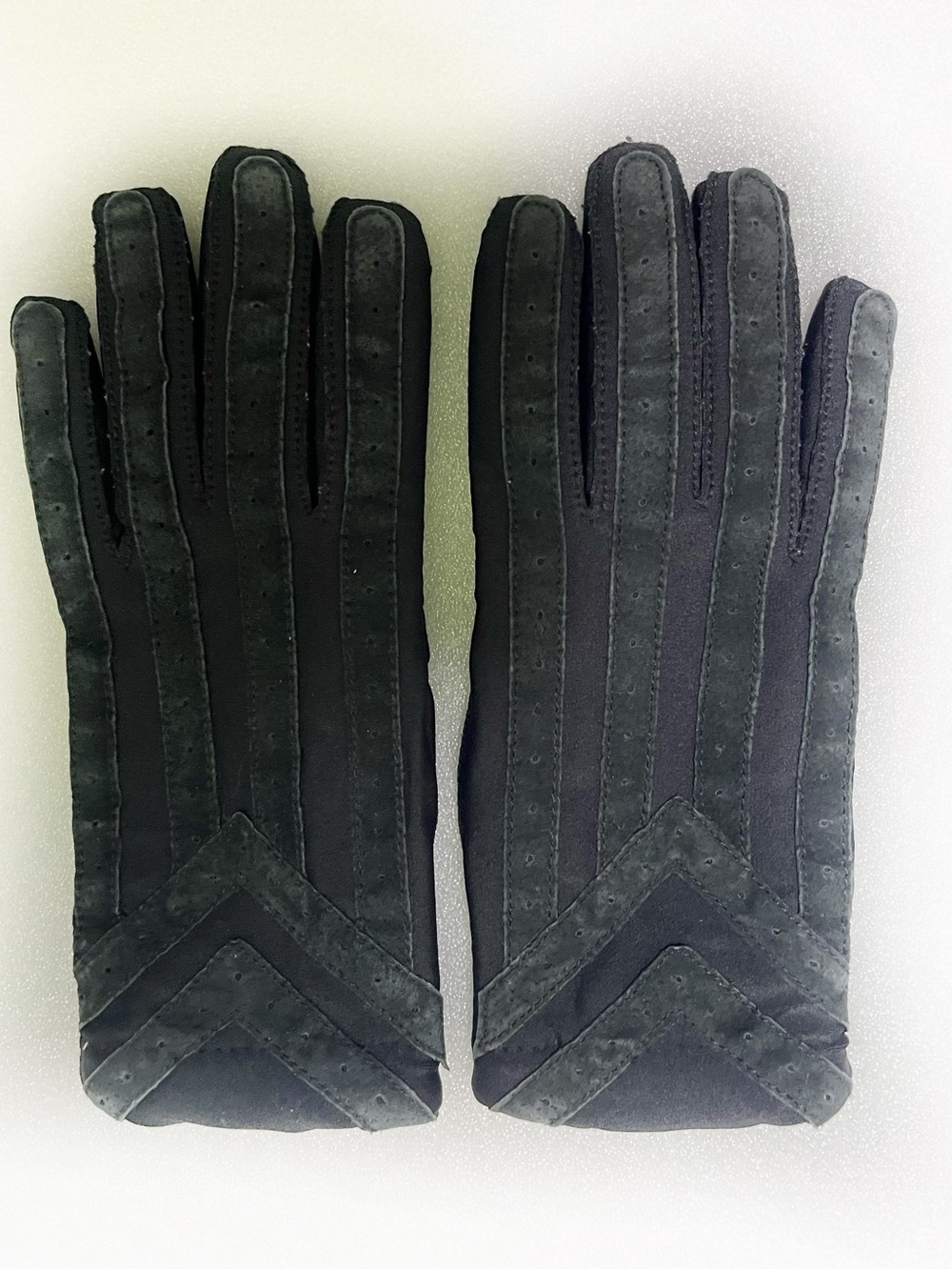 Isotoner Signature Soft Spandex & suede thermal knit fabric Cold Weather Gloves